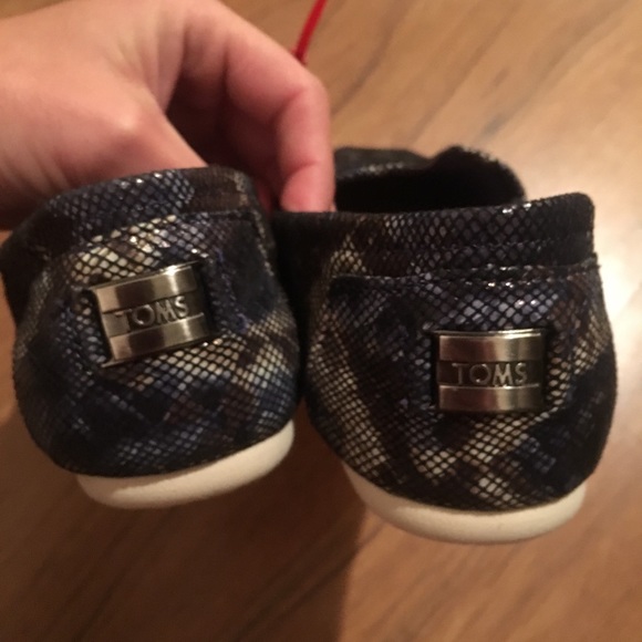 NWT TOMS Women’s Classic Slip-On Shoes Metallic Snake Print - Size 6 - Picture 4 of 6
